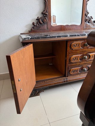 Tocador vintage con espejo y mármol