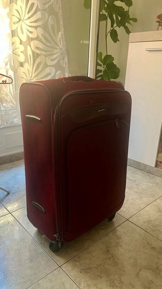 Maleta de viaje negra y roja