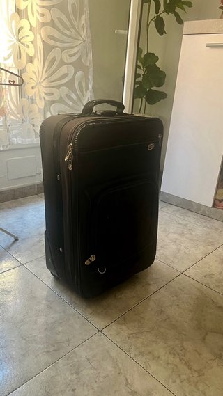 Maleta de viaje negra y roja