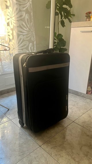 Maleta de viaje negra y roja