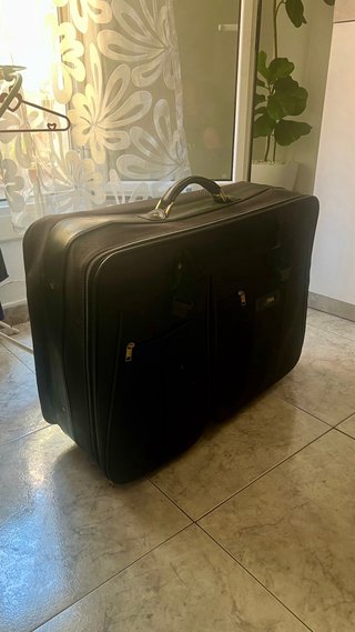 Maleta de viaje negra y roja