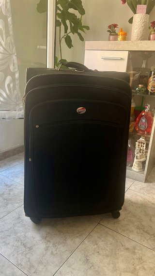 Maleta de viaje negra y roja
