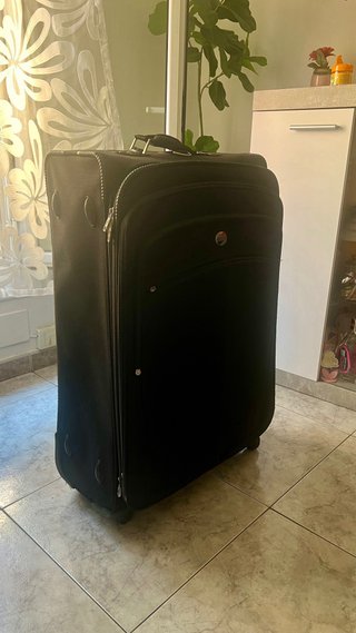 Maleta de viaje negra y roja