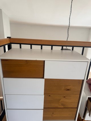 Cómoda de madera y blanca