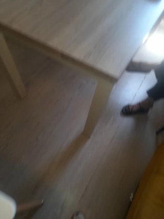 Mesa de comedor de madera clara