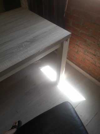 Mesa de comedor de madera clara