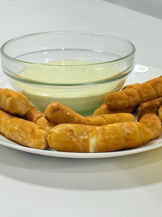 Tequeños con quesos venezolano mas salsa de ajo