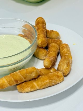 Tequeños con quesos venezolano mas salsa de ajo