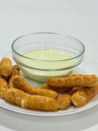 Tequeños con quesos venezolano mas salsa de ajo