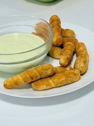 Tequeños con quesos venezolano mas salsa de ajo