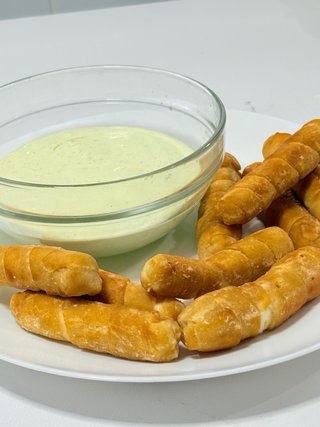 Tequeños con quesos venezolano mas salsa de ajo