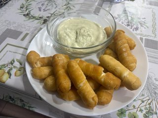 Tequeños con quesos venezolano mas salsa de ajo