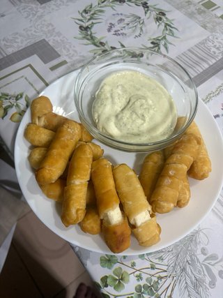 Tequeños con quesos venezolano mas salsa de ajo