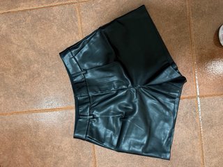 Stradivarius shorts efecto piel negros