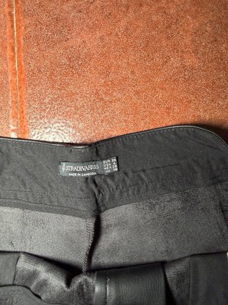 Stradivarius shorts efecto piel negros