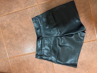 Stradivarius shorts efecto piel negros