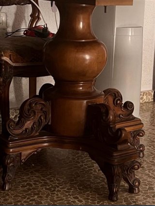 Comedor de madera con sillas tapizadas