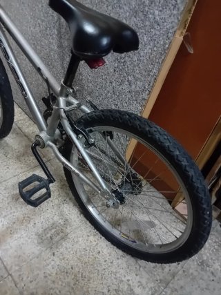 Bicicleta plateada
