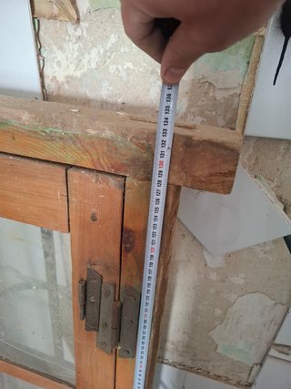 Ventana madera con rejas