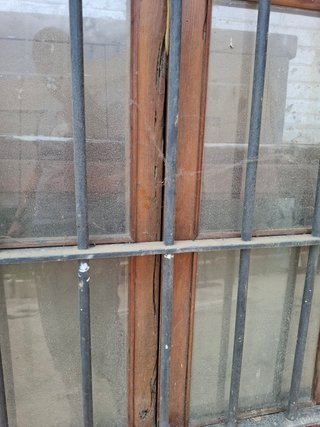 Ventana madera con rejas