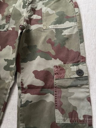 Pantalón cargo camuflaje Zara