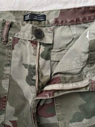 Pantalón cargo camuflaje Zara