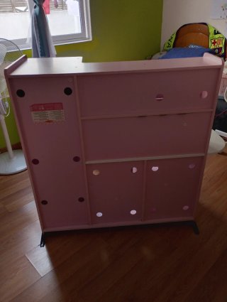 Cocina infantil rosa con horno y microondas