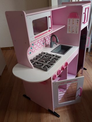 Cocina infantil rosa con horno y microondas