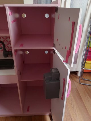 Cocina infantil rosa con horno y microondas