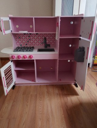 Cocina infantil rosa con horno y microondas