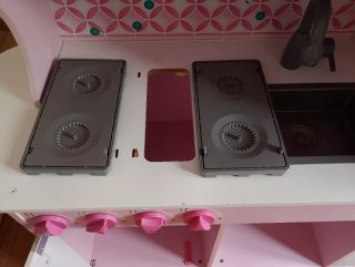 Cocina infantil rosa con horno y microondas