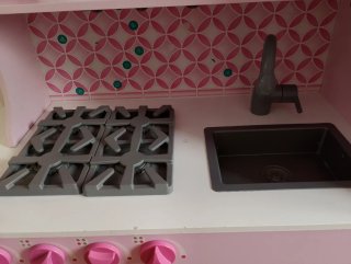 Cocina infantil rosa con horno y microondas