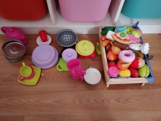 Cocina infantil rosa con horno y microondas