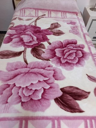 Manta terciopelo floral beige y morado