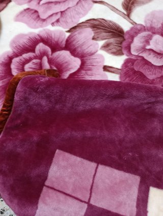 Manta terciopelo floral beige y morado