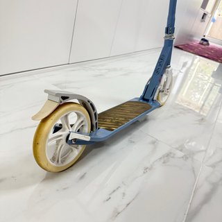 Patinete azul
