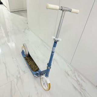 Patinete azul