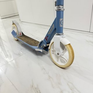 Patinete azul