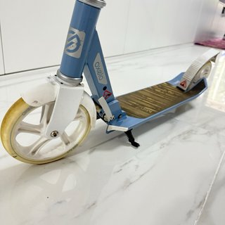 Patinete azul
