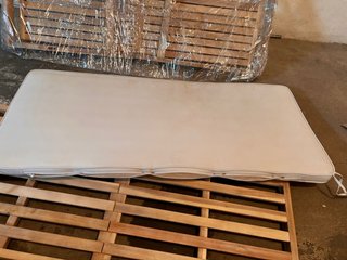 Banco de madera beige