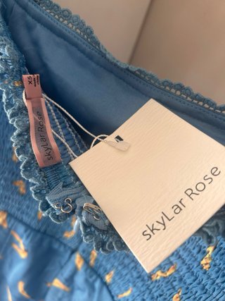 Vestido satinado estampado plátanos Skylar Rose