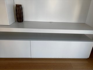 Mueble de salón modular blanco y madera