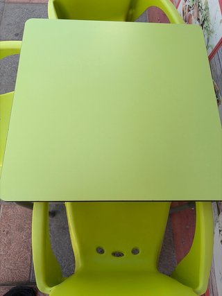 Silla de plástico verde brillante
