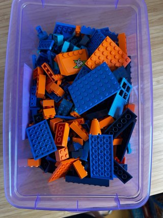 Piezas de Lego (Azul y Naranja)