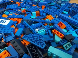 Piezas de Lego (Azul y Naranja)