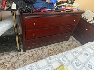 Cómoda de madera con cajones