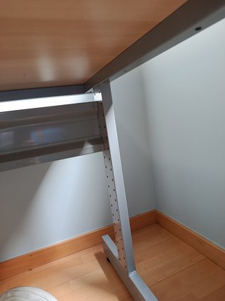 Mesa escritorio madera con orificios para cables