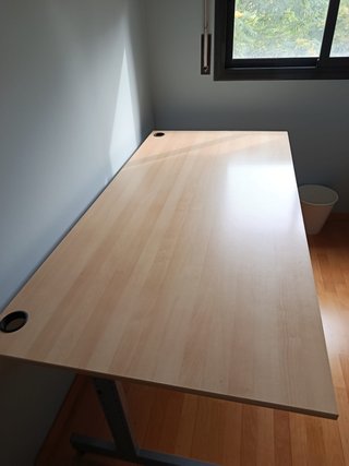 Mesa escritorio madera con orificios para cables