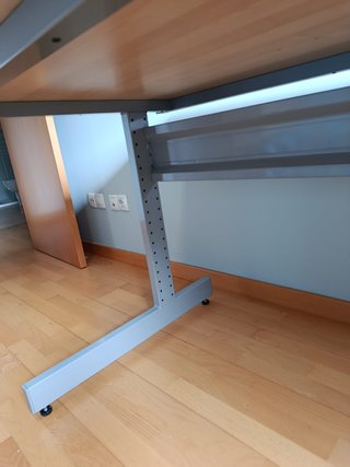 Mesa escritorio madera con orificios para cables