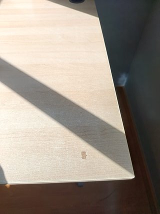 Mesa escritorio madera con orificios para cables
